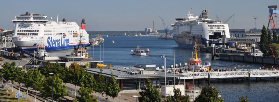 Hafen mit Fährschiffen von Stena Line und Color Line, umgeben von Wasser, kleinen Booten und Hafenanlagen.