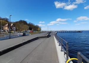 Die Kiellinie mit Wasser mit Häusern sowie Wasser im Hintergrund