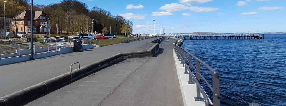 Die Kiellinie mit Wasser mit Häusern sowie Wasser im Hintergrund