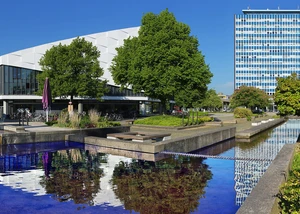 Der untere Campus der Uni Kiel mit dem Hochhaus im Hintergrund