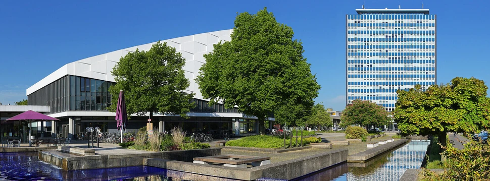 Der untere Campus der Uni Kiel mit dem Hochhaus im Hintergrund