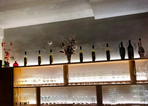 Sanftes und angenehmes Licht sorgt für ein gemütliches Ambiente – auch hinter der Bar, © kiel-magazin.de