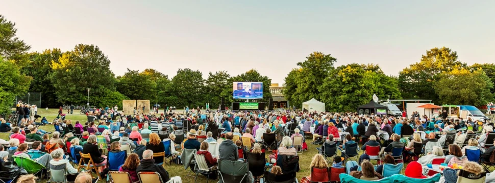Liveübertragung Sommertheater Heidenberger Teich Die Liveübertragung des Sommertheaters am Heidenberger Teich in Mettenhof mit vielen teilnehmenden Menschen