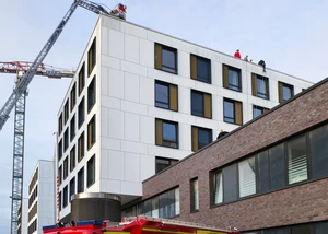 Ein Gebäude eines großen Kieler Krankenhauses von außen gesehen