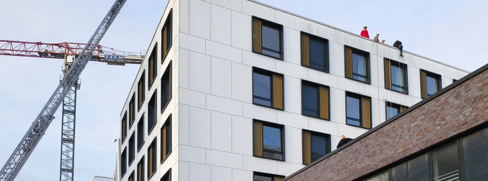 Ein Gebäude eines großen Kieler Krankenhauses von außen gesehen