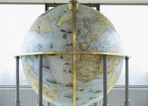 Der Gottorfer Globus im Schleswiger Globushaus Der Nachbau eines Modells eines antiken Globusses in einem Haus in Schleswig