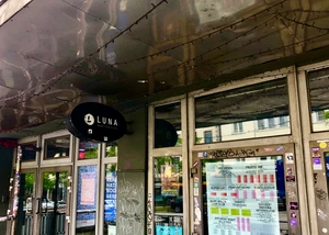 Über einen kleinen Eingangsbereich gelangt man in den Kellerclub Ovales Schild über Eingangstüren