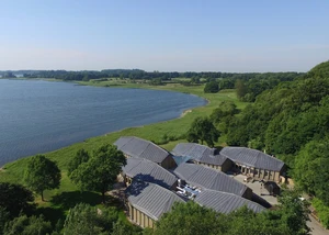 Das Wikingermuseum Haithabu aus der Luft mit der Schlei im Hintergrund Die alte Wikingersiedlung Haithabu, die heute ein Museum an der Schlei ist, aus der Luft gesehen, mit Wasser und Bäumen im Hintergrund