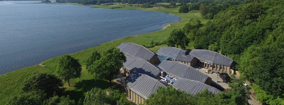 Das Wikingermuseum Haithabu aus der Luft mit der Schlei im Hintergrund Die alte Wikingersiedlung Haithabu, die heute ein Museum an der Schlei ist, aus der Luft gesehen, mit Wasser und Bäumen im Hintergrund