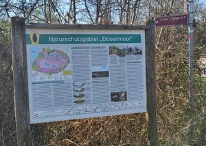 Eine Infotafel am Dosenmoor, die auf das Gebiet hinweist