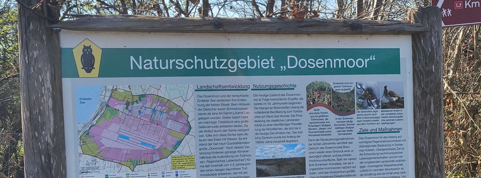 Eine Infotafel am Dosenmoor, die auf das Gebiet hinweist