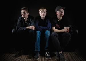 Band Shophonks vor einem dunklem Hintergrund