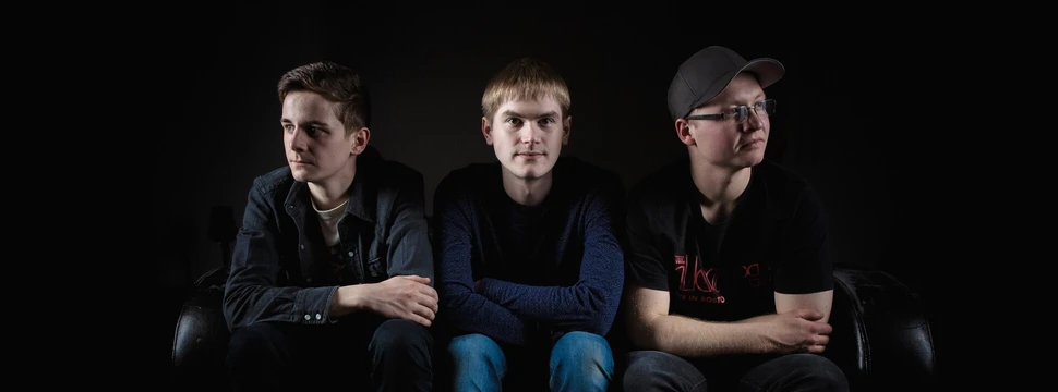 Band Shophonks vor einem dunklem Hintergrund