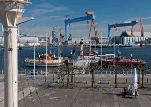 Blick auf die Kieler Museumsbrücke vom Schifffahrtsmuseum aus mit den Werftanlagen von HDW im Hintergrund