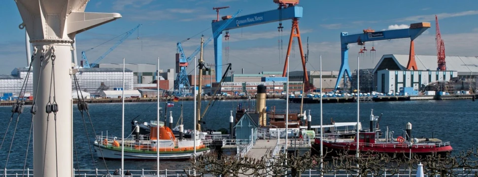 Blick auf die Kieler Museumsbrücke vom Schifffahrtsmuseum aus mit den Werftanlagen von HDW im Hintergrund