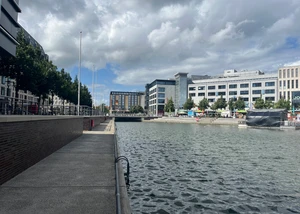 Der Kieler Bootshafen mit Gebäuden im Hintergrund und Wasser im Vordergrund