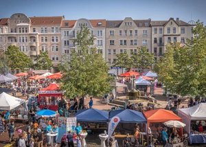 Der Vinetaplatz in Gaarden während des Gaardener Brunnenfestes Ein bunt geschmückter Platz im Kieler Stadtteil Gaarden während des alljährlichen Brunnenfestes