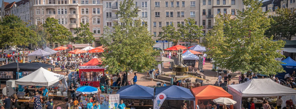 Der Vinetaplatz in Gaarden während des Gaardener Brunnenfestes Ein bunt geschmückter Platz im Kieler Stadtteil Gaarden während des alljährlichen Brunnenfestes