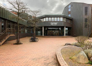Die Garner Hotels verbinden Komfort und Leistbarkeit Eingangsbereich eines Hotels, gepflasterter Boden