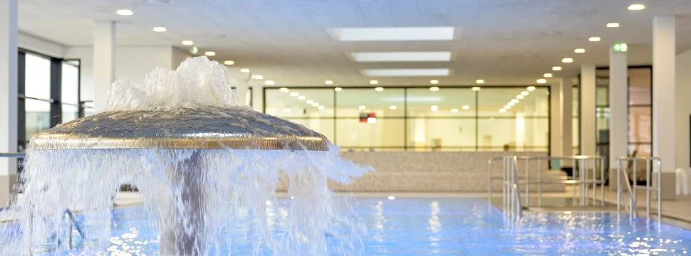 Der Innenbereich des Hörnbads mit einer Wasserfontäne im Vordergrund