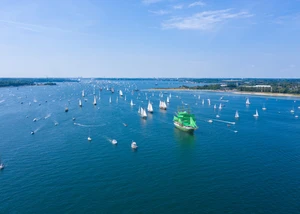 Viele verschiedene Segelboote segeln auf der Ostsee