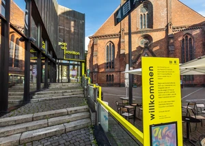 Der Pop-up Pavillon bietet eine Bühne inmitten der Kieler Altstadt Der Pop-up Pavillon in der Kieler Innenstadt mit der Nikolaikirche im Hintergrund