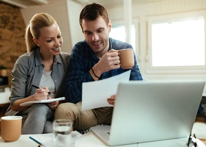 Ein junges Paar prüft gemeinsam einen Vertrag