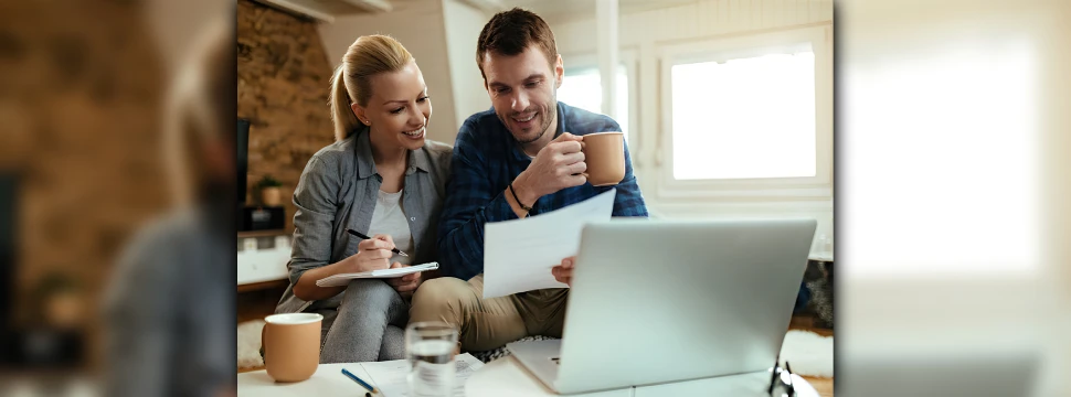 Ein junges Paar prüft gemeinsam einen Vertrag