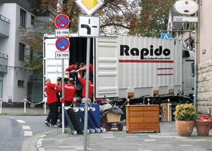 Mitarbeiter von Rapido Haushaltsauflösungen beladen einen LKW