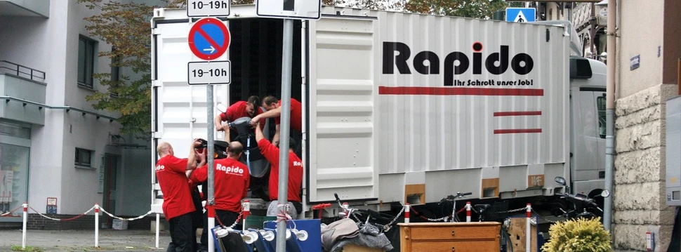 Mitarbeiter von Rapido Haushaltsauflösungen beladen einen LKW