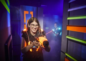 zwei Mädchen spielen Lasertag