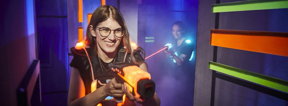 zwei Mädchen spielen Lasertag