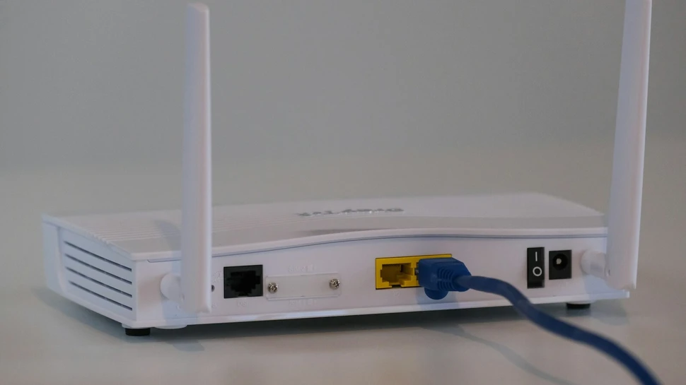 Ein Router auf einem weißen Tisch