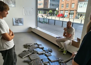 Mehrere Personen, die gerade einen Teil der Ausstellung bestaunen
