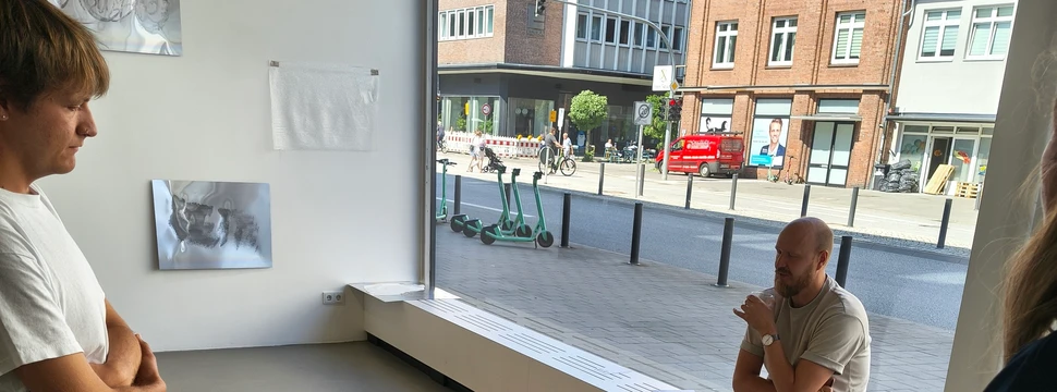 Mehrere Personen, die gerade einen Teil der Ausstellung bestaunen