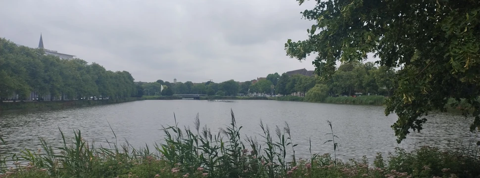Der Kleine Kiel in der Kieler Innenstadt mit dem Rathaus im Hintergrund