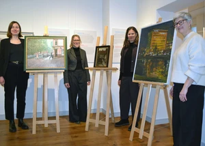 Gruppenbild von vier Frauen neben drei Gemälden