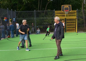 Eindrücke direkt vom neuen Spielfeld an der Hebbelschule Mehrere Personen bei einem Fußballspiel auf einem neuen Sportfeld in Kiel, das neben einer Schule liegt