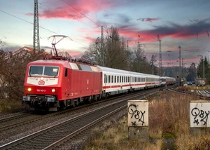 Eisenbahn fährt durch eine Stadt