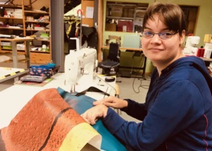 Näherin Lilli Scharfenberg, © Stiftung Drachensee