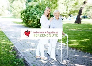 Junge Frau begleitet eine ältere Frau mit Gehwagen durch einen Park