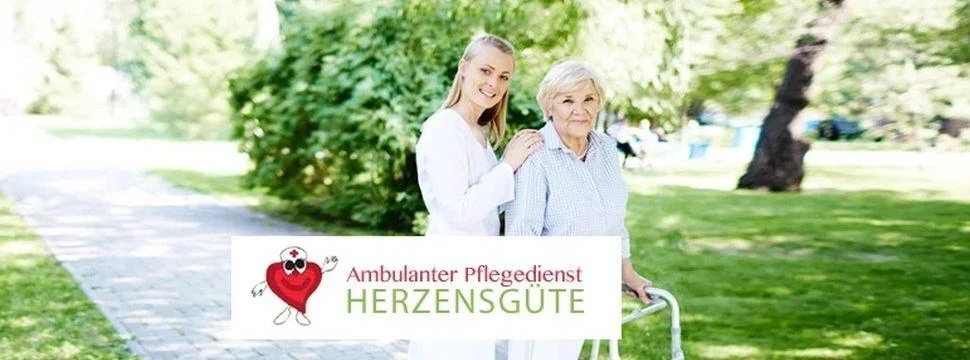 Junge Frau begleitet eine ältere Frau mit Gehwagen durch einen Park