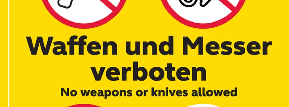Ein Schild, das auf das Verbot von Waffen und Messern hinweist