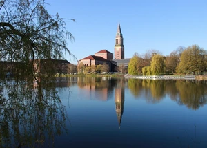 Der Turm des Kieler Rathauses, der sich im kleinen Kiel spiegelt