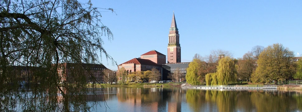 Der Turm des Kieler Rathauses, der sich im kleinen Kiel spiegelt