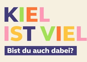 Ein Plakat, das auf eine Veranstaltung unter dem Titel "Kiel ist viel!" hinweist, das im KulturForum in der Andreas-Gayk-Straße hinweist