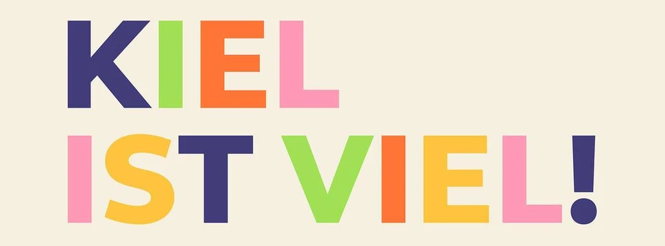 Ein Plakat, das auf eine Veranstaltung unter dem Titel "Kiel ist viel!" hinweist, das im KulturForum in der Andreas-Gayk-Straße hinweist