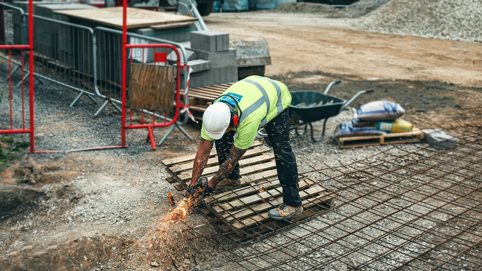 Bauarbeiter bei Metallarbeiten auf einer Baustelle