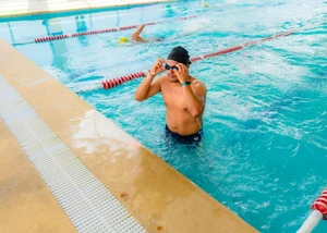 Ein Mann in einem Schwimmbad, der eine Schwimmbrille trägt