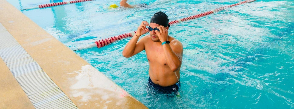 Ein Mann in einem Schwimmbad, der eine Schwimmbrille trägt